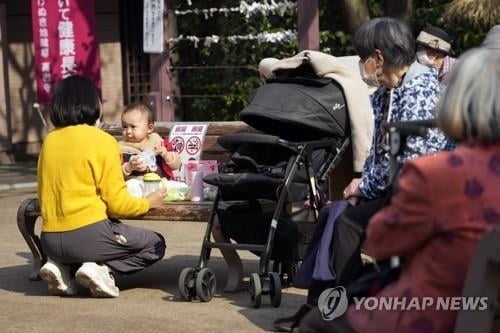 일본 대기업 남성 절반 가까이 "육아휴직 썼다"