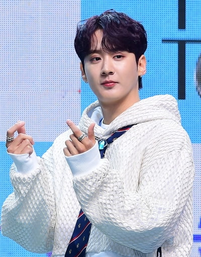 [TEN포토] 틴탑 천지 '샤프한 턱선'