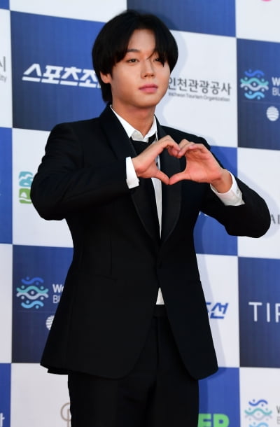 [TEN포토] 박지훈 '영웅의 하트'