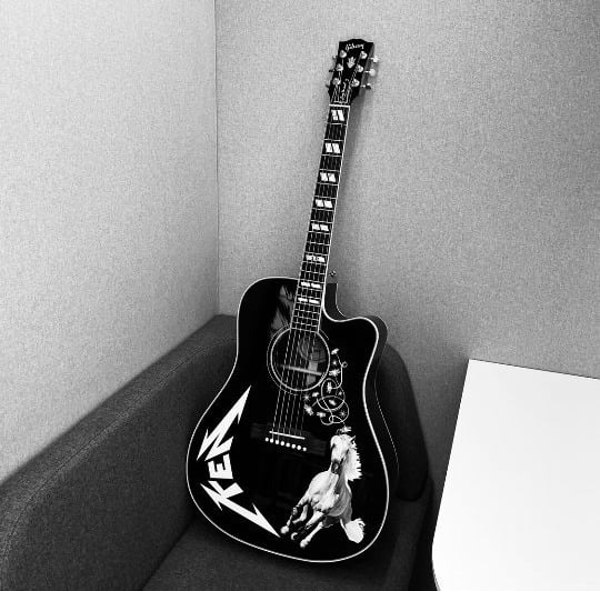 방탄소년단 지민, '바비' 켄 라이언 고슬링 기타 받았다 "정말 마음에 들어"