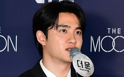 도경수, "'신과 함께' 때는 김용화 감독 무서웠는데, '더 문' 재회 너무 행복"