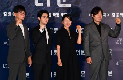 [TEN포토] 김용화 감독-도경수-김희애-설경구 '더 문 힘찬 파이팅!'