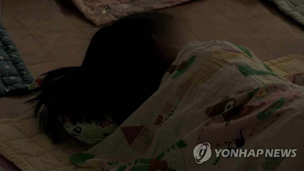 낮잠 시간 이불 빼앗은 보육교사…'훈육·학대' 엇갈린 판단