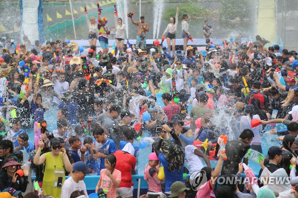 장흥 물 축제, 밤에 더 뜨겁다…'워터 락 풀 파티' 주목