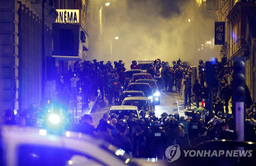 엿새째 이어진 佛폭력 시위, 체포 인원 줄어…시장 자택 등 방화