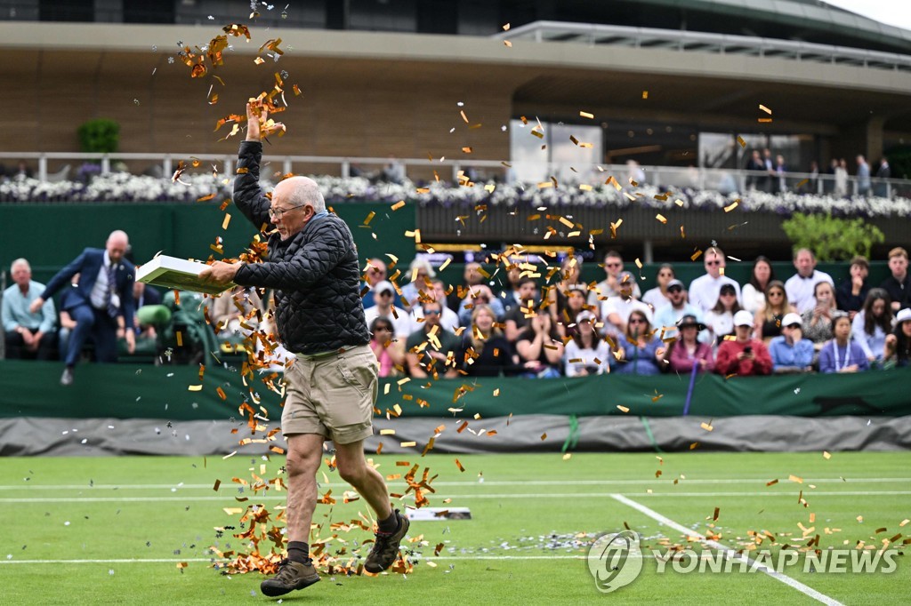 윔블던서 환경단체 회원들 시위 후 체포…두 차례 경기 중단