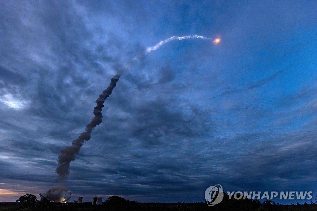 '유럽 자존심' 아리안5 로켓 발사…27년 임무끝 고별비행