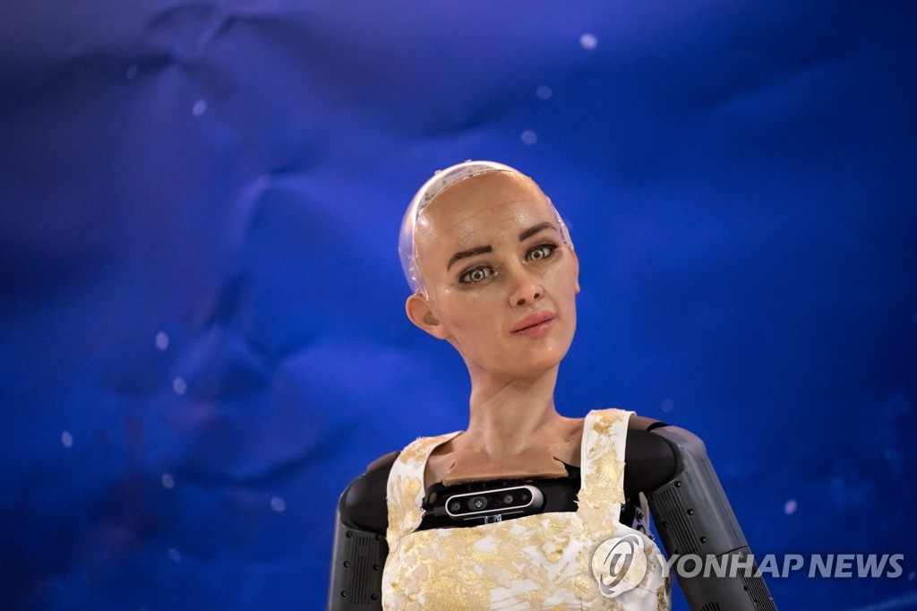 세계 최초 AI 로봇 기자회견 "인간 일자리 뺏지도 반항도 안해"
