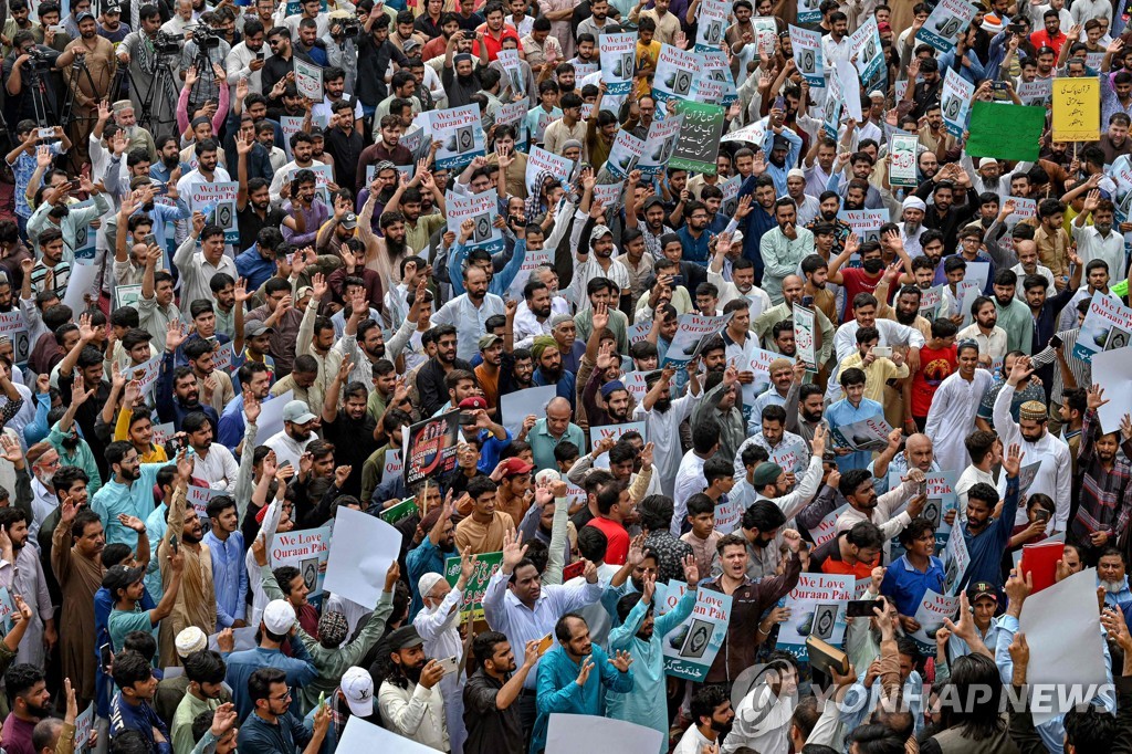 파키스탄 전역서 스웨덴 '쿠란 소각' 규탄 시위