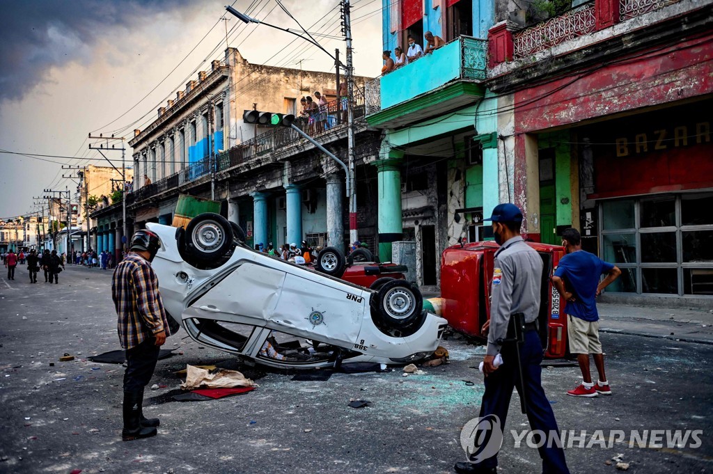 "학대에 저항" 쿠바 래퍼, 수감 중 입술 꿰매 붙여