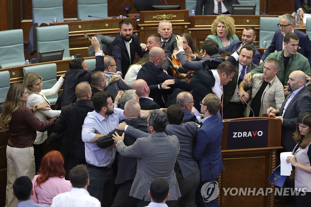 총리에 물 뿌리고 의원들 우르르…코소보 의회서 '난투극'