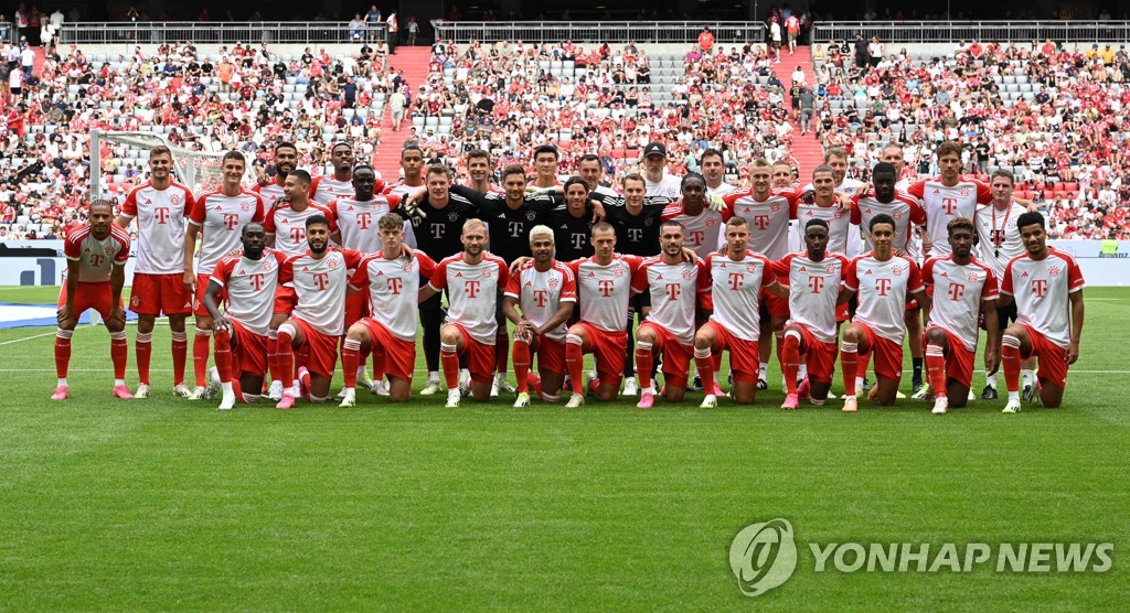 4만5천 관중 박수 받으며…김민재, 알리안츠 아레나서 첫선