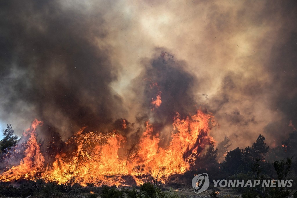 그리스 산불현장서 소방비행기 추락 2명 사망…불탄 시신도 나와(종합)