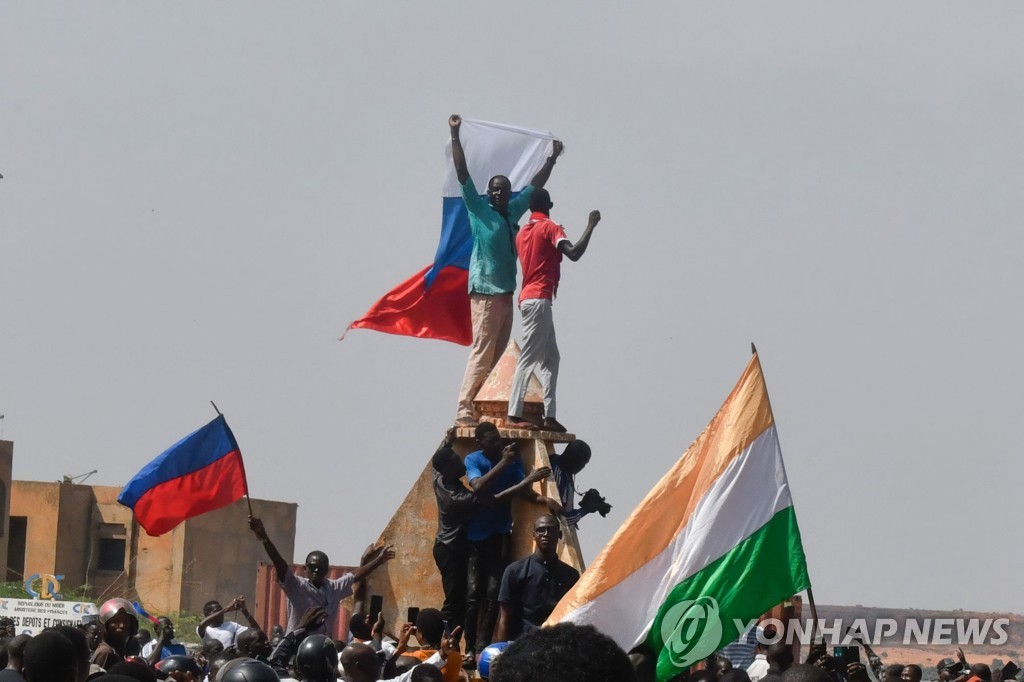 니제르 親 쿠데타 시위에 러시아 국기 등장…佛 대사관 공격받아(종합)