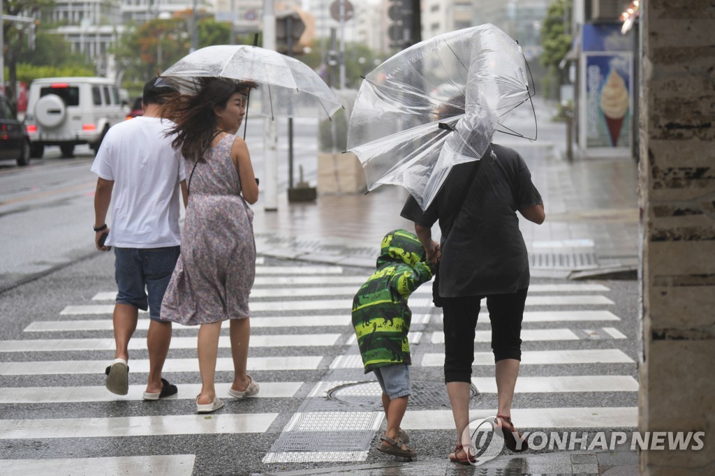 日오키나와에 태풍 접근…도쿄, 7월 온열질환 의심 사망자 70명(종합)