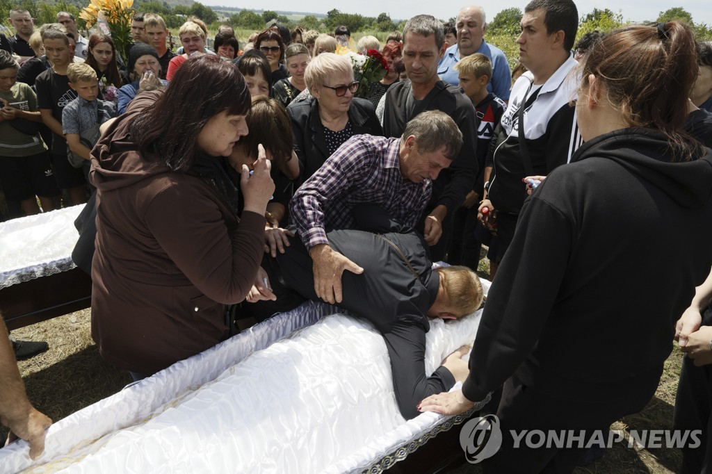 우크라 동부, 러군 포격에 3명 사망…바흐무트 등 전투 격화