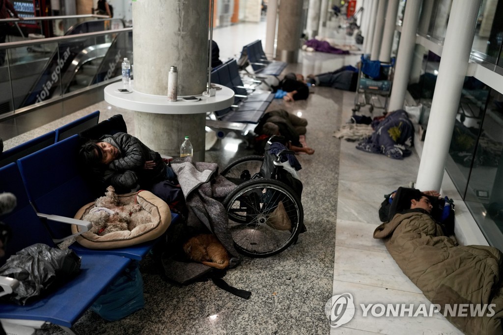 경제위기로 국내 공항에서 노숙하는 홈리스 강제 퇴거한 아르헨