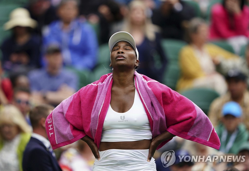 첫판서 끝난 43세 비너스의 윔블던 도전…"잔디 때문에 죽었네"