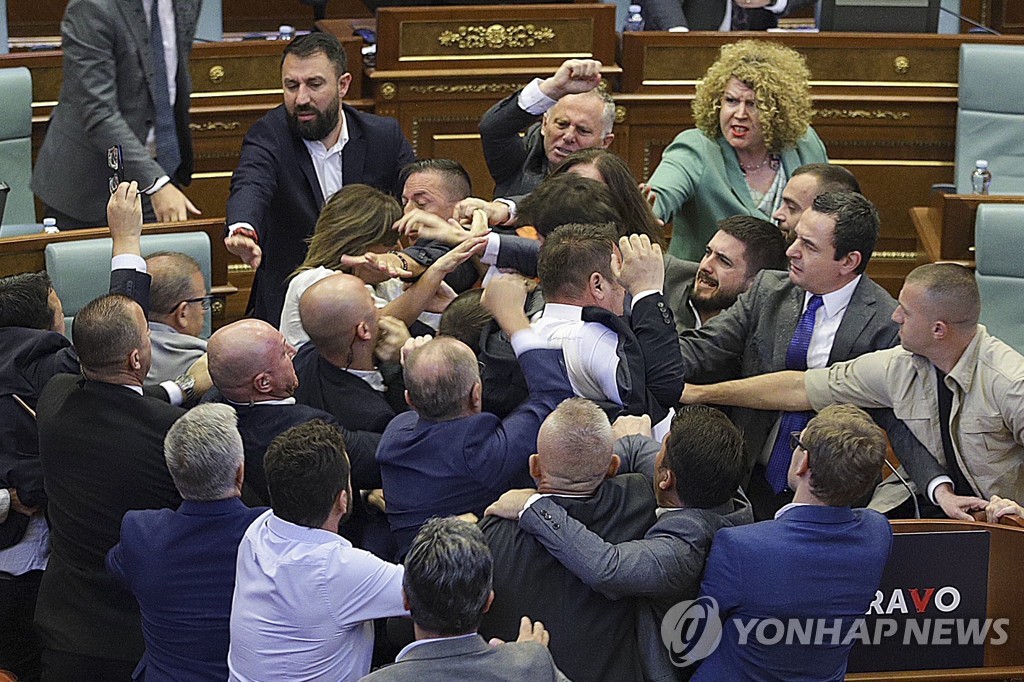 총리에 물 뿌리고 의원들 우르르…코소보 의회서 '난투극'