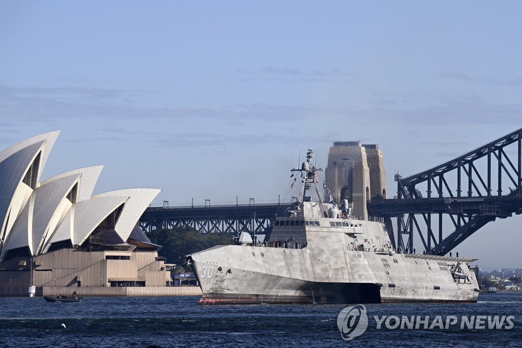 중국 보란 듯…미 해군 전투함, 호주 항구서 띄웠다