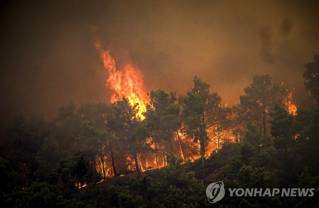 그리스 로도스섬 산불로 관광객 등 3만명 대피…"전례없는 상황"