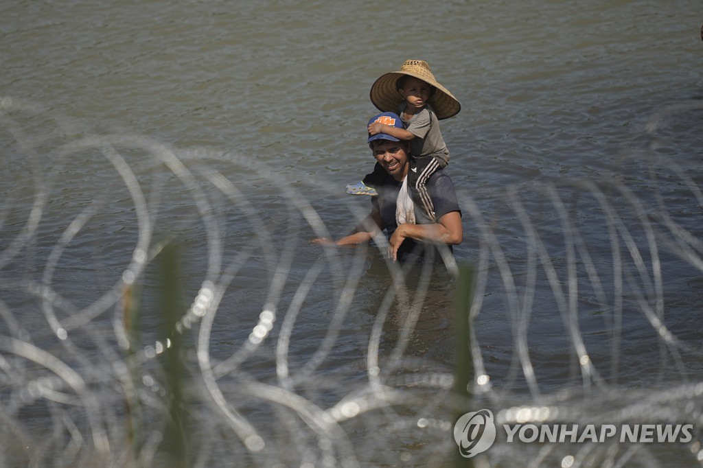 '밀입국 차단' 텍사스주 수중 장벽 강행…美법무부 소송(종합)