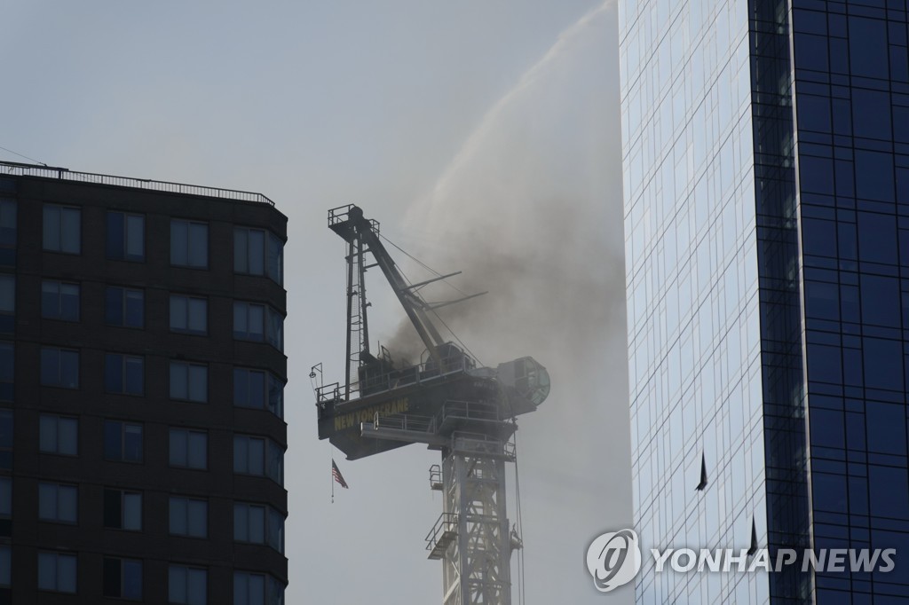 뉴욕 맨해튼서 타워크레인 일부 붕괴…6명 부상·출근길 대혼잡