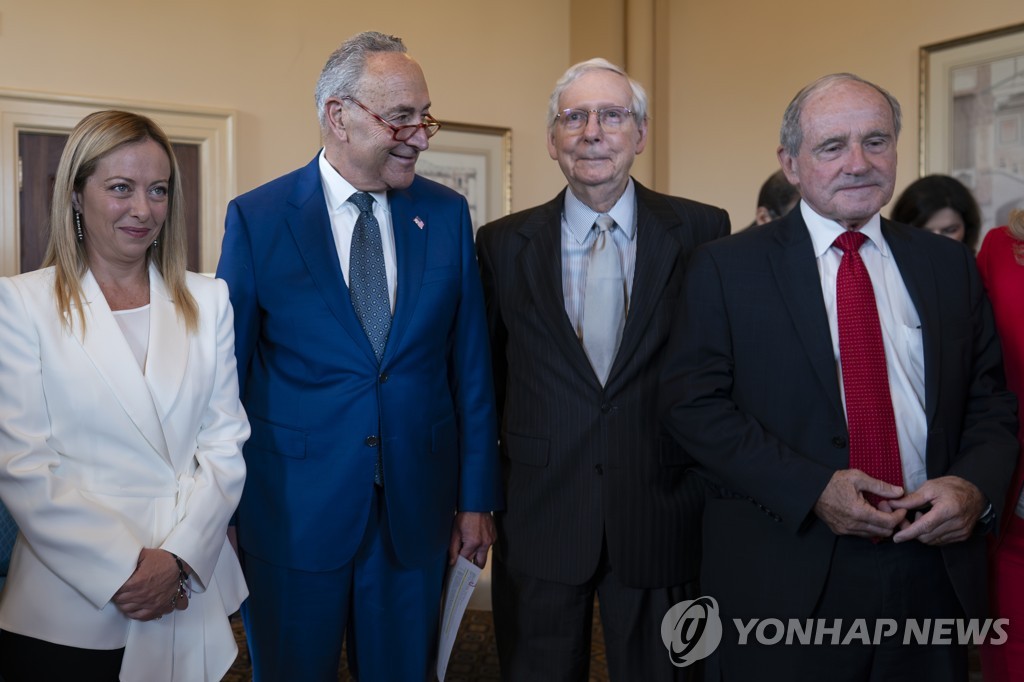 미국 방문한 멜로니 伊총리 "왜 삼색 국기죠?" 질문에 진땀