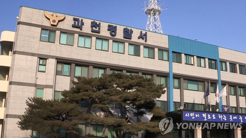 동일한 '영아 매장' 사건인데…과천 긴급체포·부산 불구속 왜?