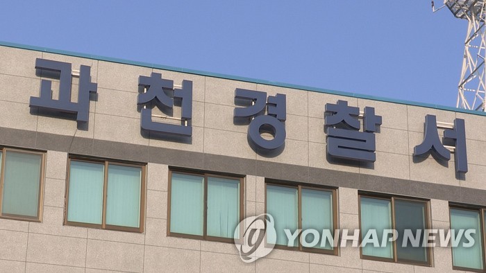 아기 숨지자 선산에 묻은 8년전 사건 친모 '긴급체포' 적절했나(종합)