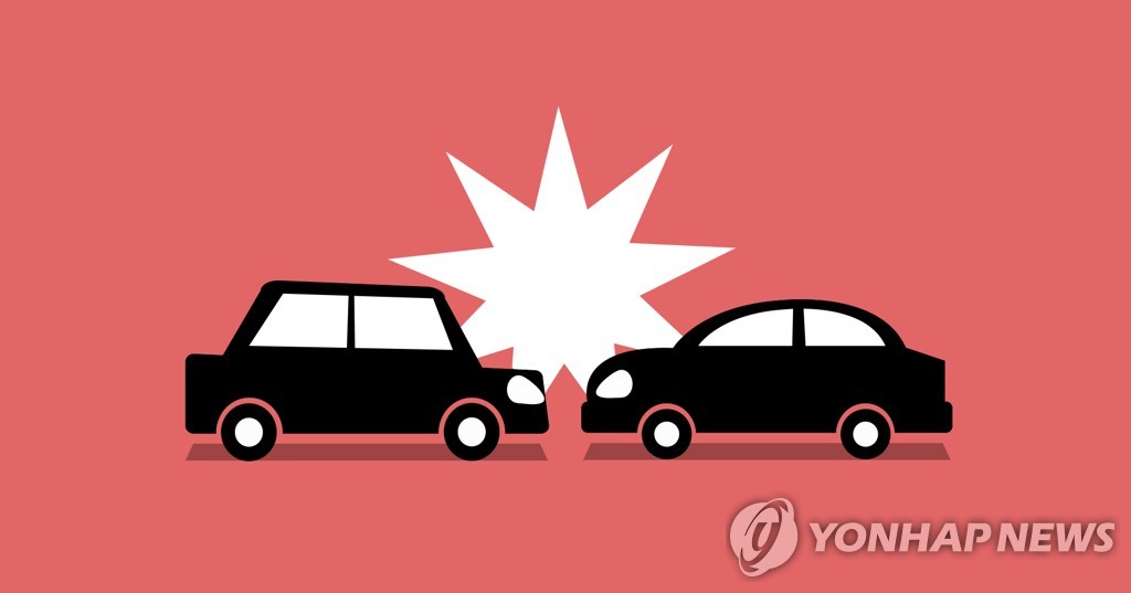 "앞차만 따라가다 신호위반"…창원서 SUV끼리 충돌, 1명 부상