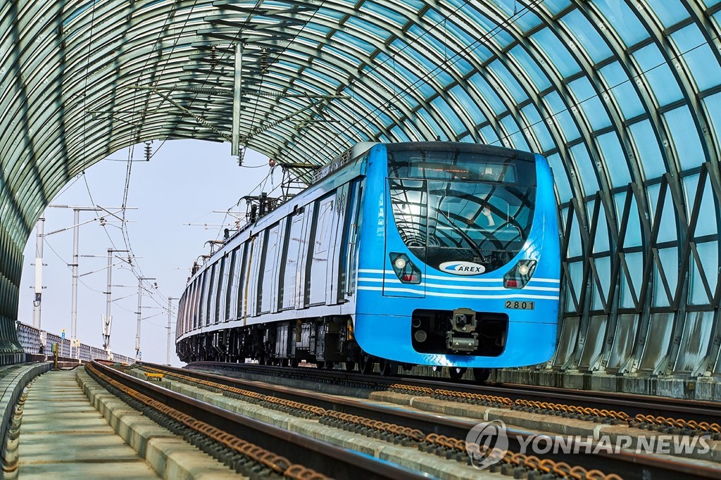 공항철도 단전으로 열차 5대 일시 운행 중단…낙뢰 추정