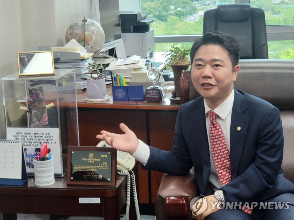 與 지성호, 탈북민 '압류방지 전용통장' 도입 법안 발의