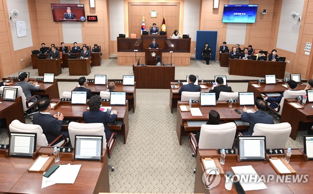 김해시의회 민주당 의원들, 노동개혁 촉구 결의안 동참 사과