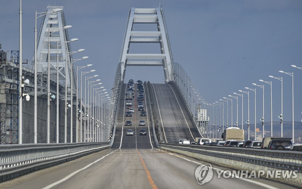 러시아측, 비상사태 이유로 크림반도 통행중단…"폭발음 들렸다"