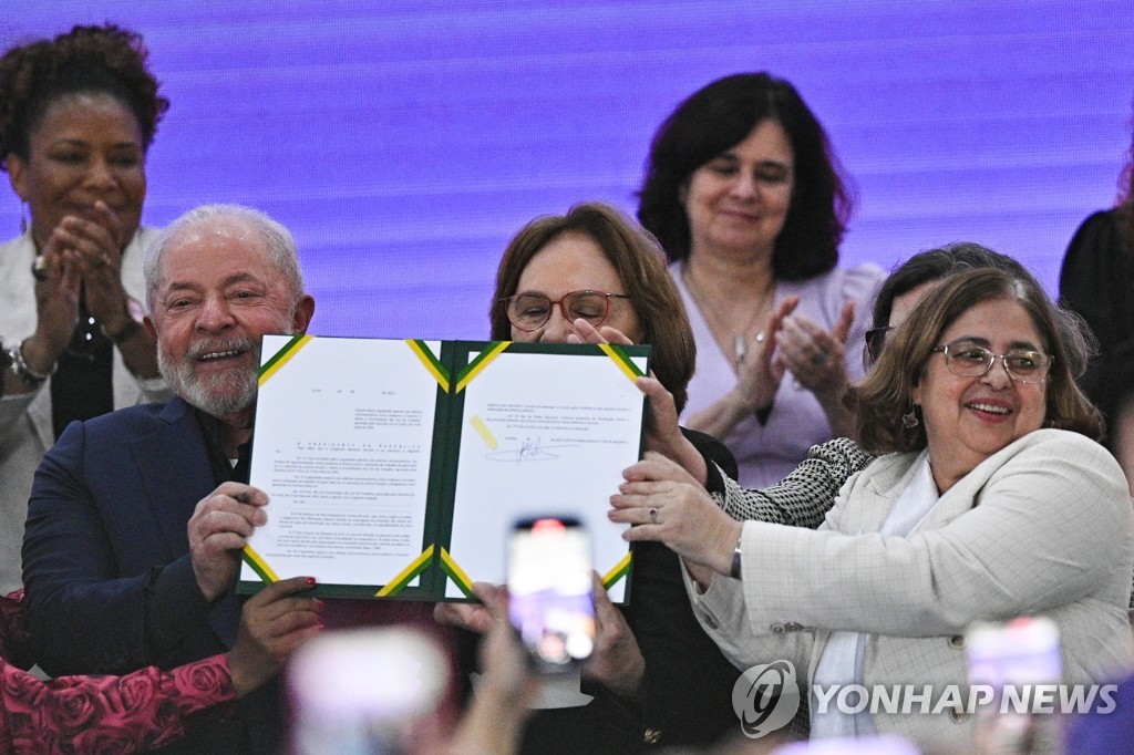 브라질 룰라, 자신이 제안해 입법된 남녀동일임금법안에 서명