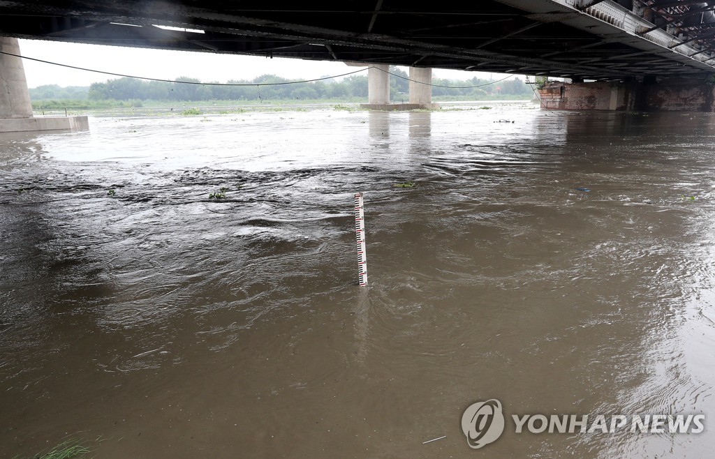 印 뉴델리 지나는 야무나강 '위험수위' 넘어…주민 안전 위협