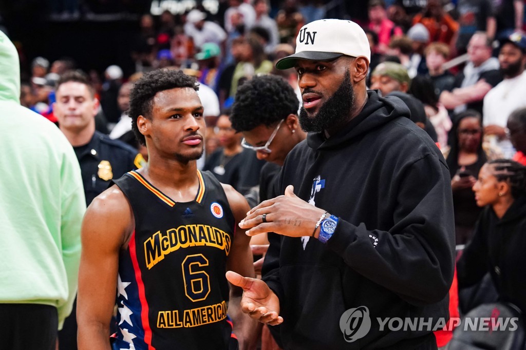 NBA '킹' 제임스 아들 브로니, 연습 도중 심정지…안정 되찾아