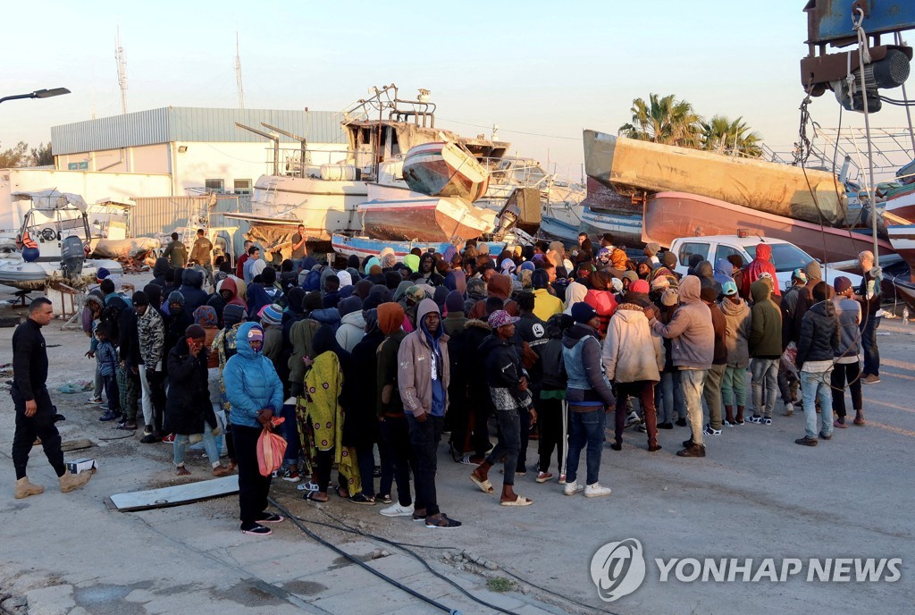 "튀니지, 자국민과 갈등 이주민 국경지대 사막으로 내몰아"