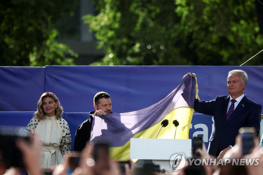 '바흐무트의 국기' 펼친 젤렌스키 "우크라, 나토 강하게 할 것"
