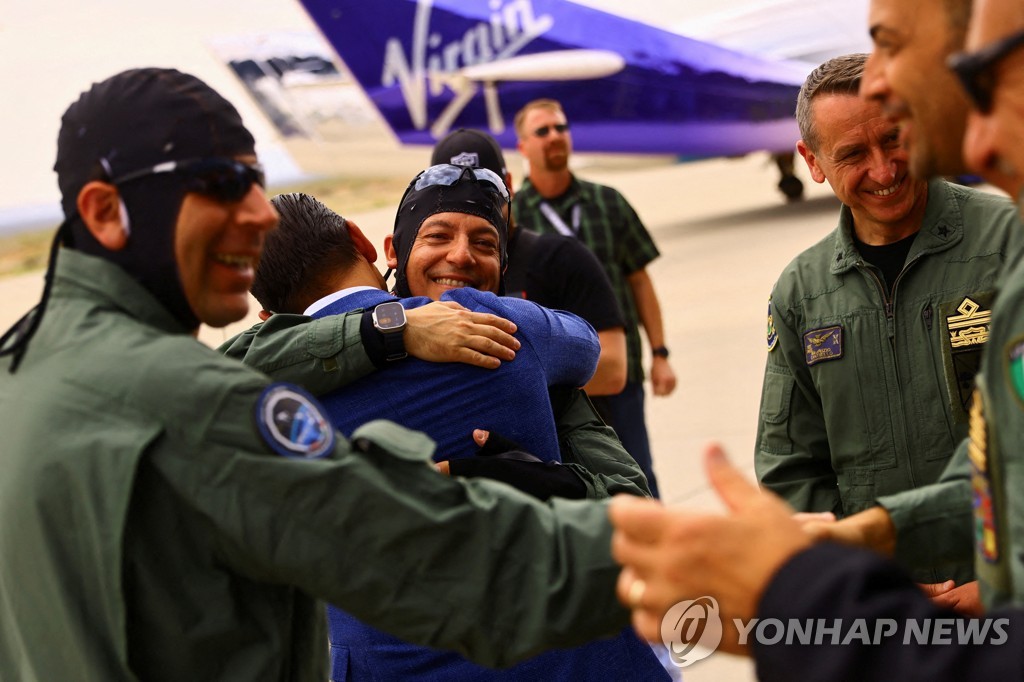 버진 갤럭틱, 첫 민간인 우주 관광객 공개…모녀 등 3명