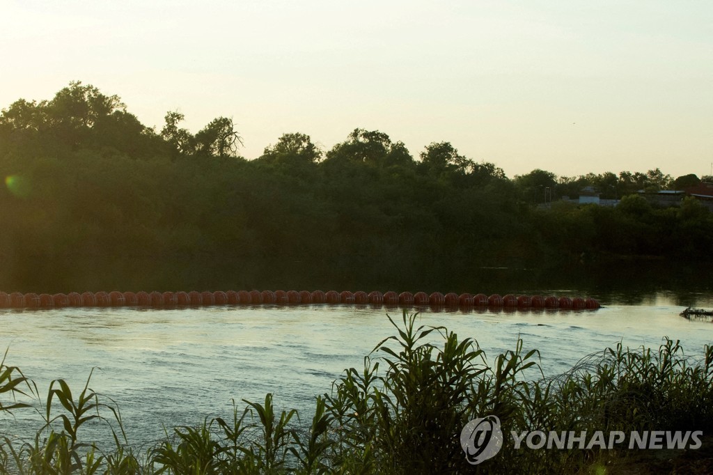 "美 텍사스 국경서 밀입국자 강물로 밀어라 명령"…군의관 폭로