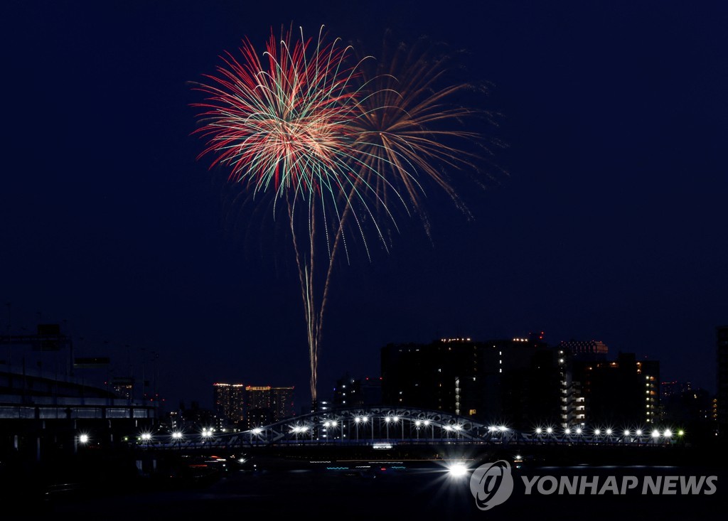 [월드&포토] 4년만에 돌아온 일본의 여름 진풍경 '스미다강 불꽃놀이'