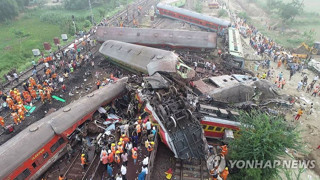 '288명 사망' 인도 열차 충돌사고 유발 철도 공무원 3명 체포