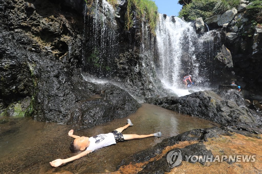 [다시! 제주문화] (64)"폭포수 맞고 검은모래 찜질"…제주 전통 피서법