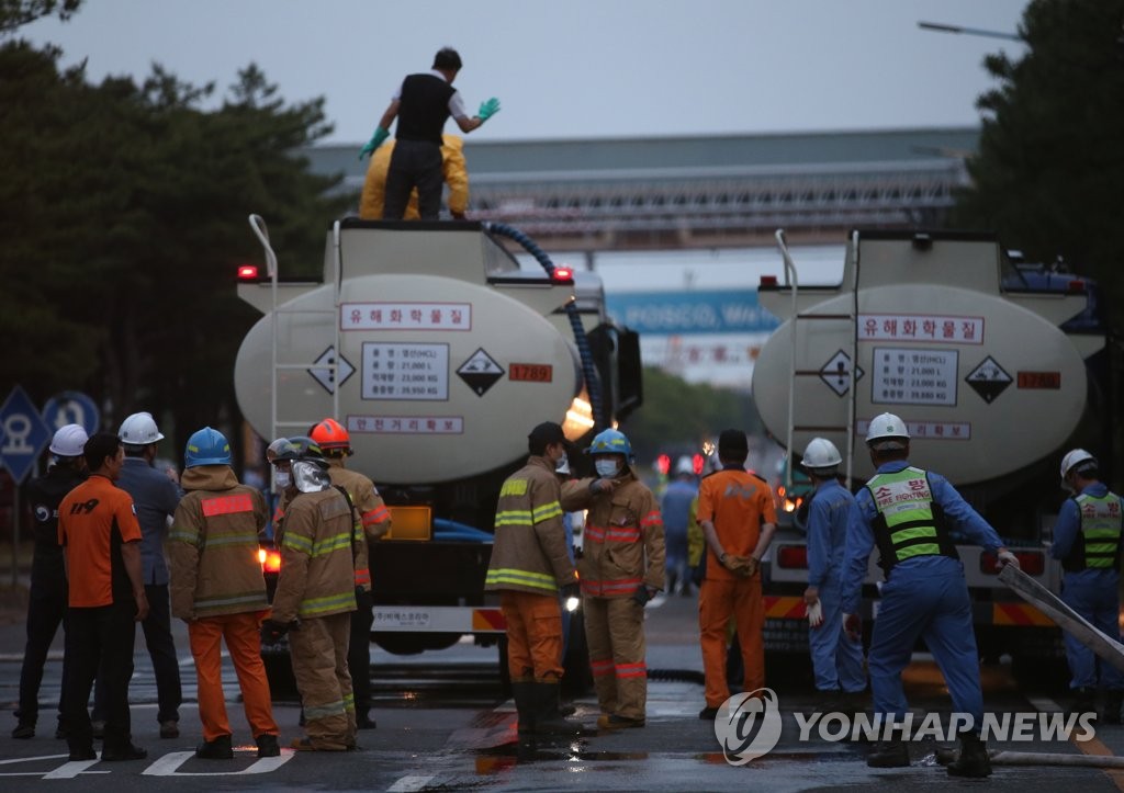 순천완주고속도로 달리던 탱크로리에서 염산 20ℓ 누출