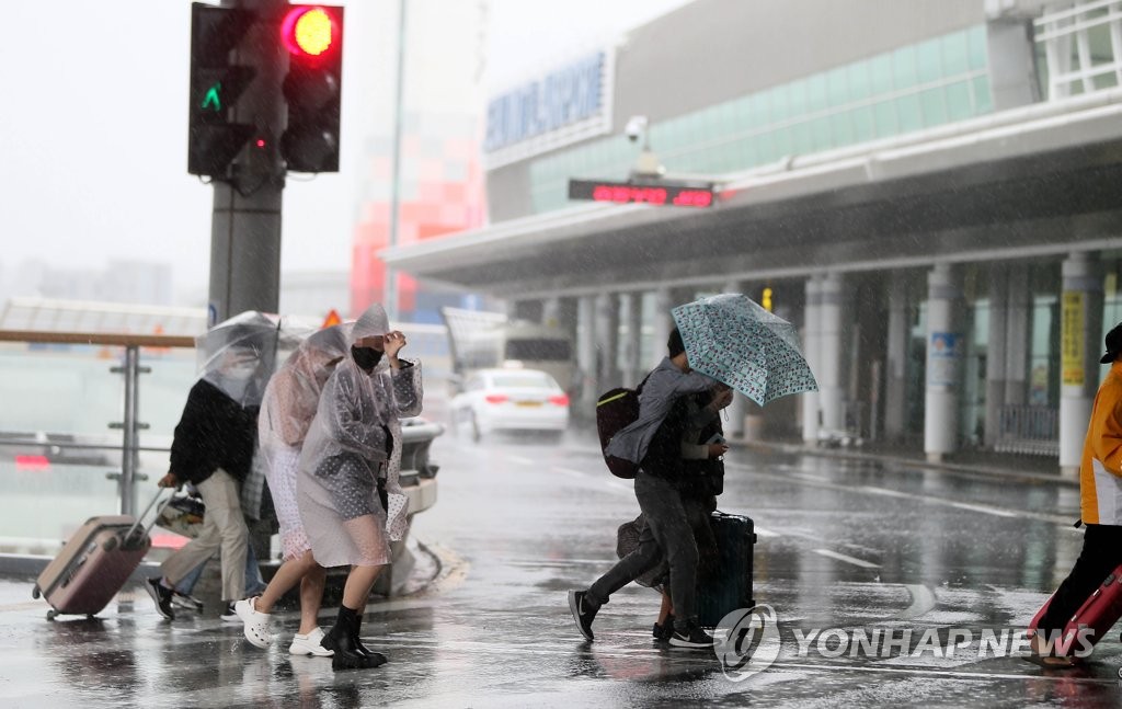 [제주공항 사람들] (22)애로사항도 직업병도 '날씨'…"오직 안전운항 생각뿐"