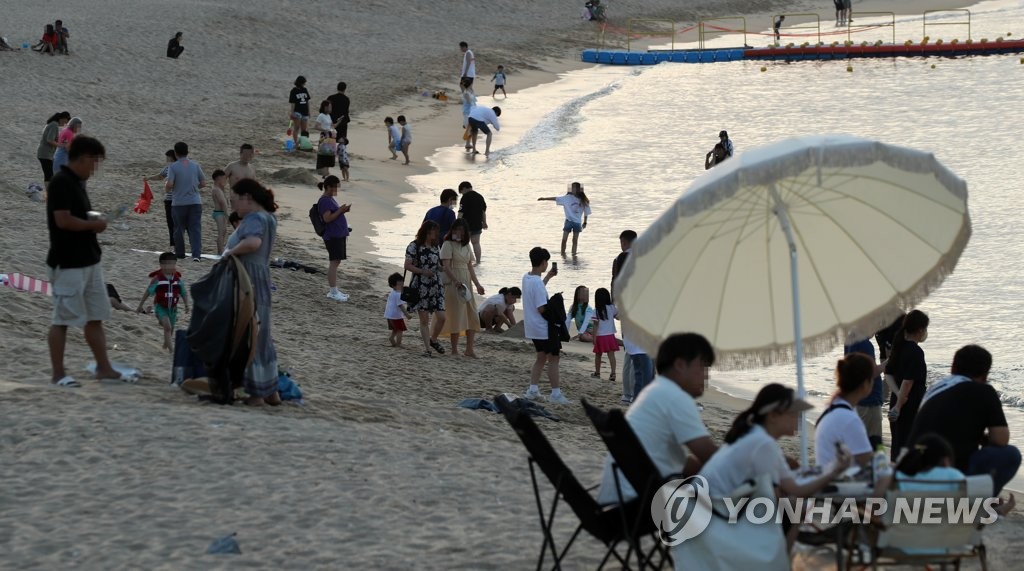 엿새째 열대야 강릉…"낮엔 그렇다 쳐도…밤에도 견딜 수 없어"