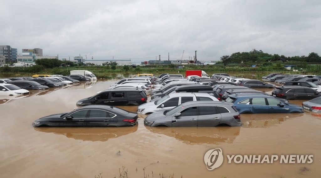 보험개발원 "장마철 중고차 구입시 침수 여부 확인해야"