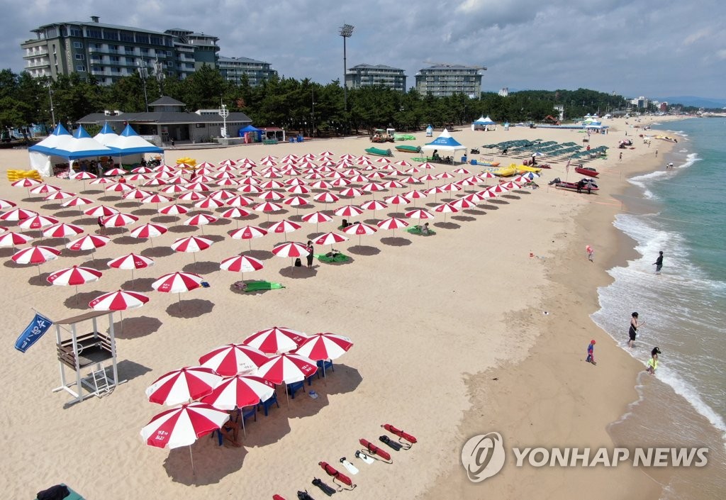 "여름을 부탁해…안심하고 오세요" 강릉 경포해수욕장 개장